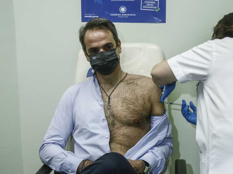 La vaccinazione del primo ministro greco, Kyriakos Mitsotakis (Yannis Kolesidis/Pool via AP) <br />