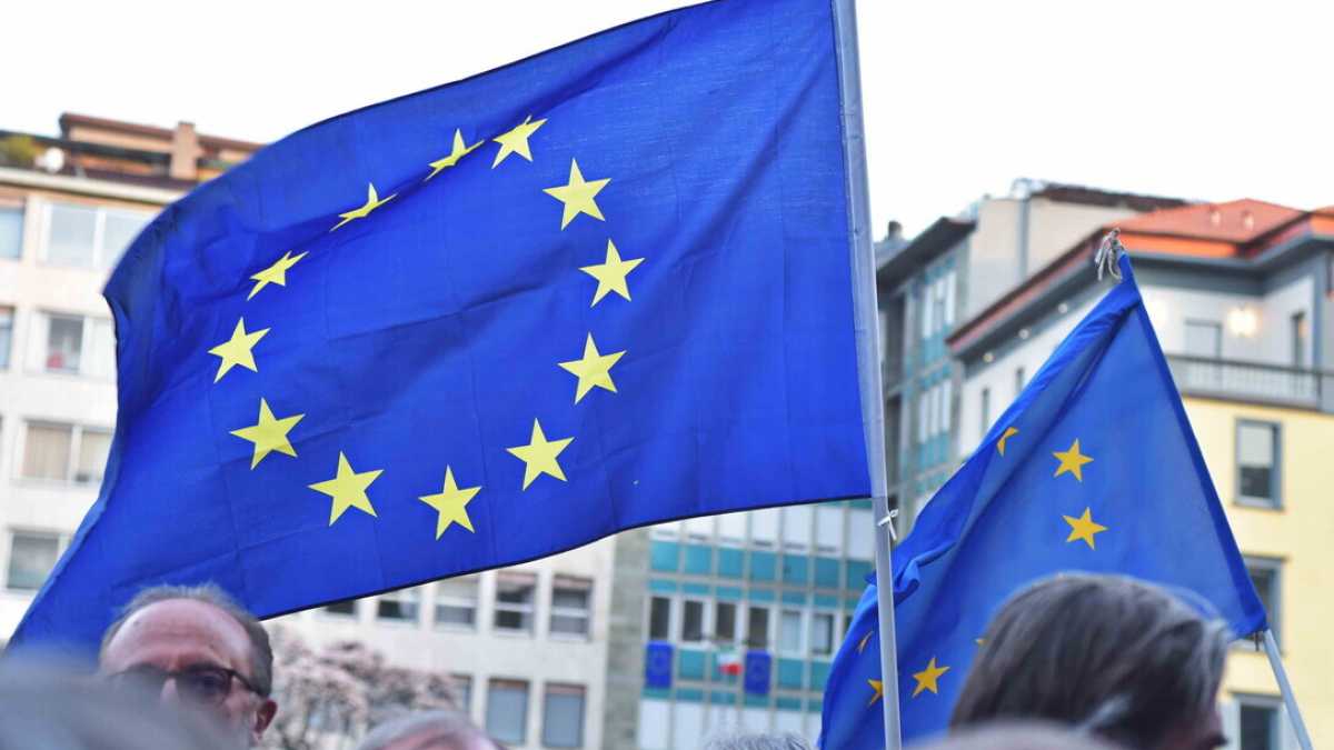 Immagine di Dalle scie chimiche all’europeismo: è o non è questo il paese che amiamo?