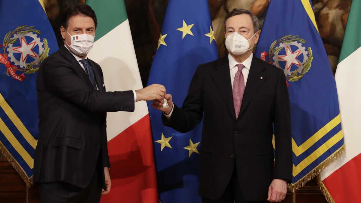 Immagine di La campanella suona per Draghi ed emoziona Conte. Il commiato dell'ex premier con Casalino commosso