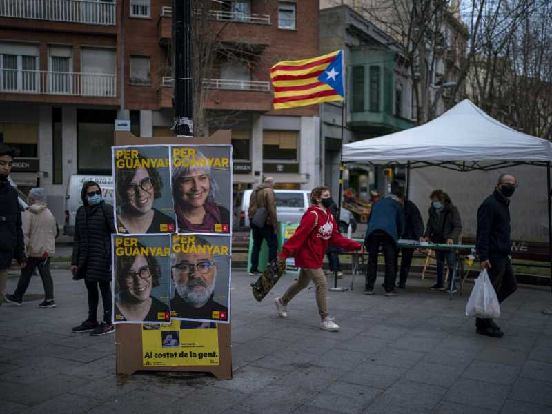 Un banchetto elettorale in Catalogna, dove si &egrave; votato domenica scorsa (LaPresse)