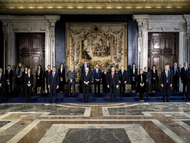 Il nuovo governo Draghi, nella foto di rito durante il giuramento di sabato scorso (Ansa)