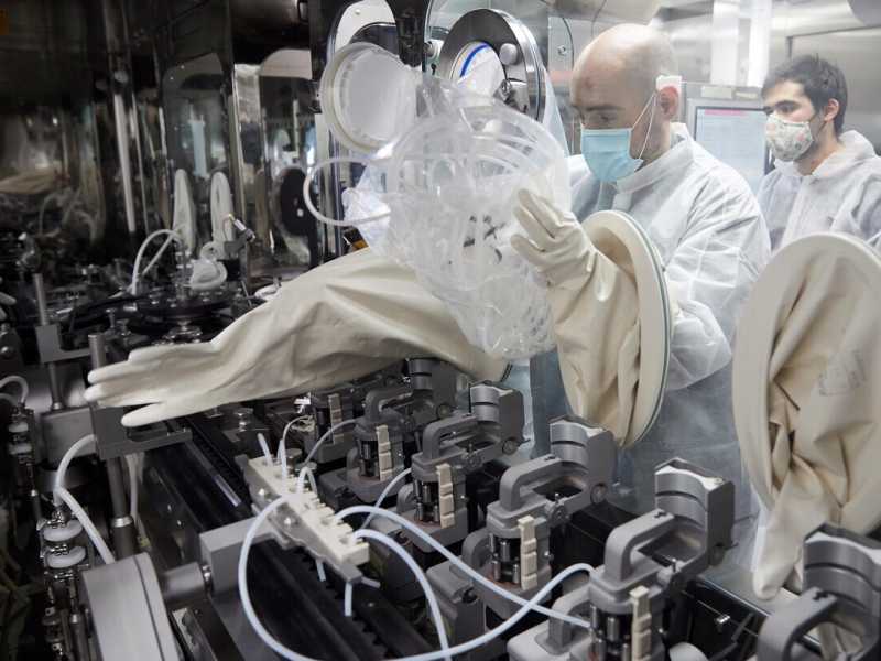 La casa farmaceutica Reig Jofre produrr&agrave; il vaccino di Janssen in Spagna (foto: EPA/Alejandro Garcia)
