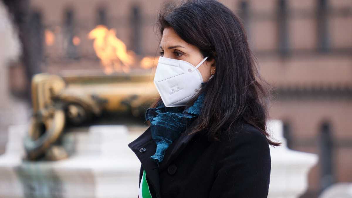 Immagine di Su Roma Raggi non molla. E vuole il voto su Rousseau per blindare la sua candidatura
