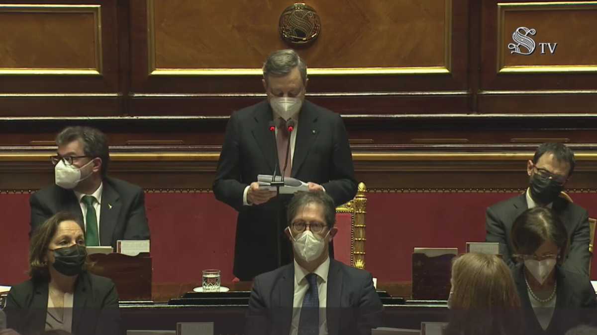 Immagine di Piedi per terra, giovani e sberle anti sovraniste. Il discorso di Draghi per avere la fiducia