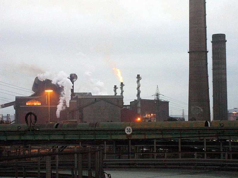 La fabbrica Ilva di Taranto (Ansa)