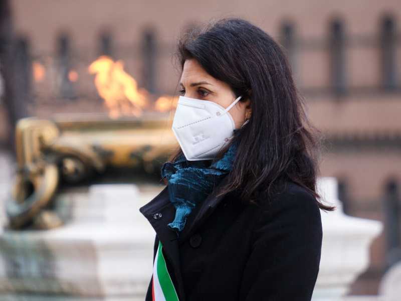 Su Roma Raggi non molla. E vuole il voto su Rousseau per blindare la sua candidatura