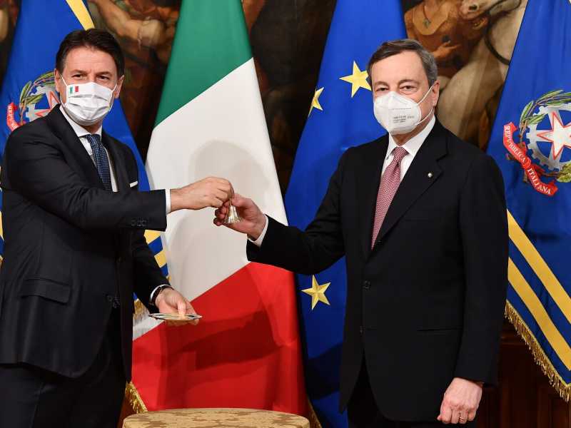 &nbsp;La cerimonia della campanella, il passaggio di consegne tra Giuseppe Conte e Mario Draghi nel corso dell'insediamento del nuovo premier (LaPresse)