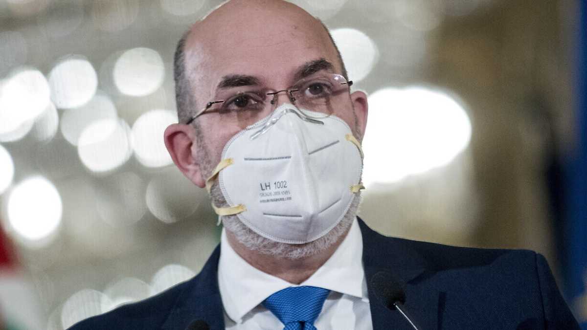 Immagine di Crimi frena la rivolta: "Chi ha votato No è fuori dal gruppo del M5s"