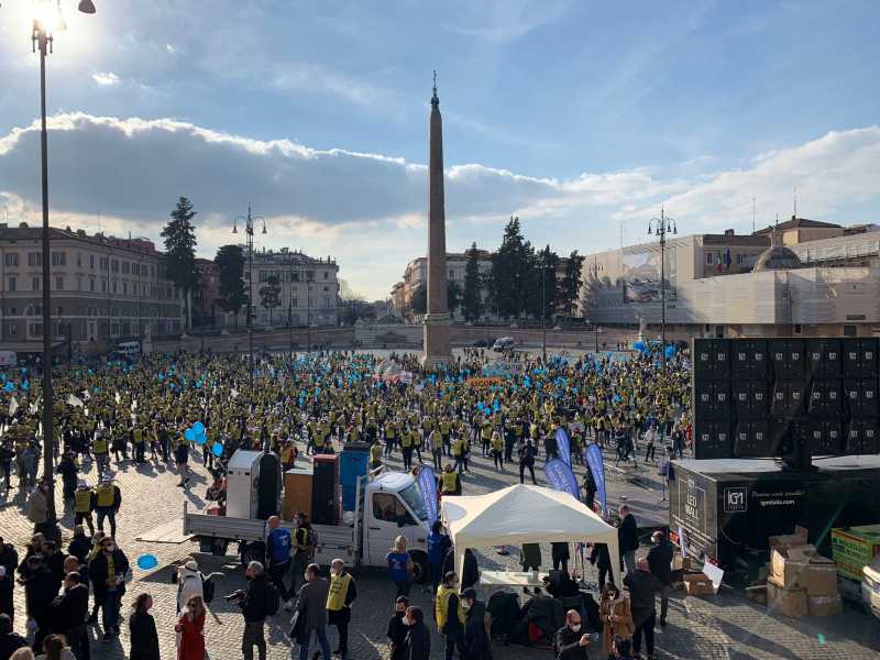 Gli operatori del gioco legale in piazza a Roma e a Milano: "Riaprire in sicurezza"