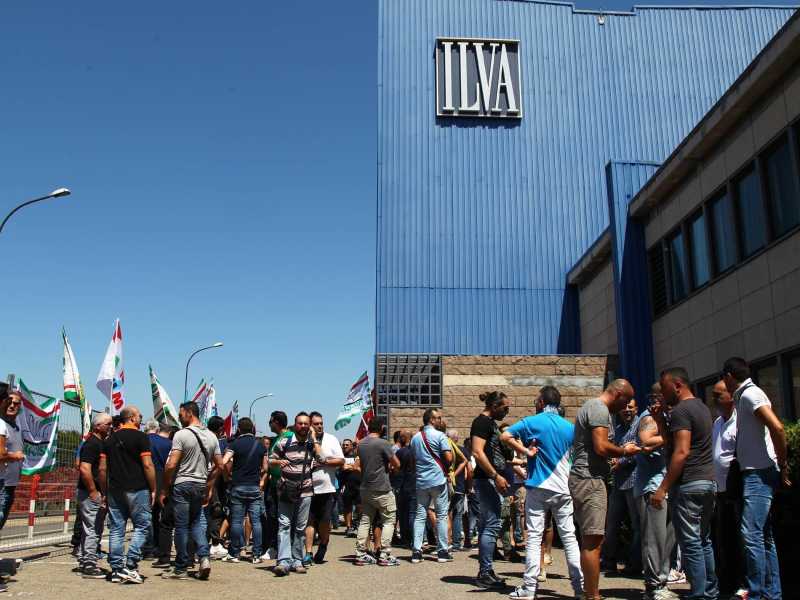 Lavoratori in protesta all'esterno dell'Ilva nel 2018 (Ansa)<br /> <br />