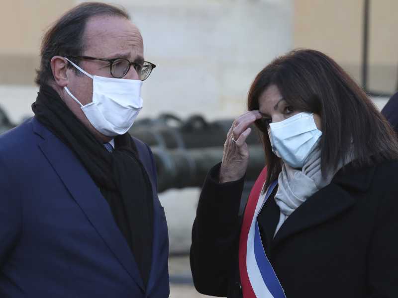 Fran&ccedil;ois Hollande, ex presidente della Repubblica francese, e Anne Hidalgo, attuale sindaco di Parigi (LaPresse)&nbsp;<br />