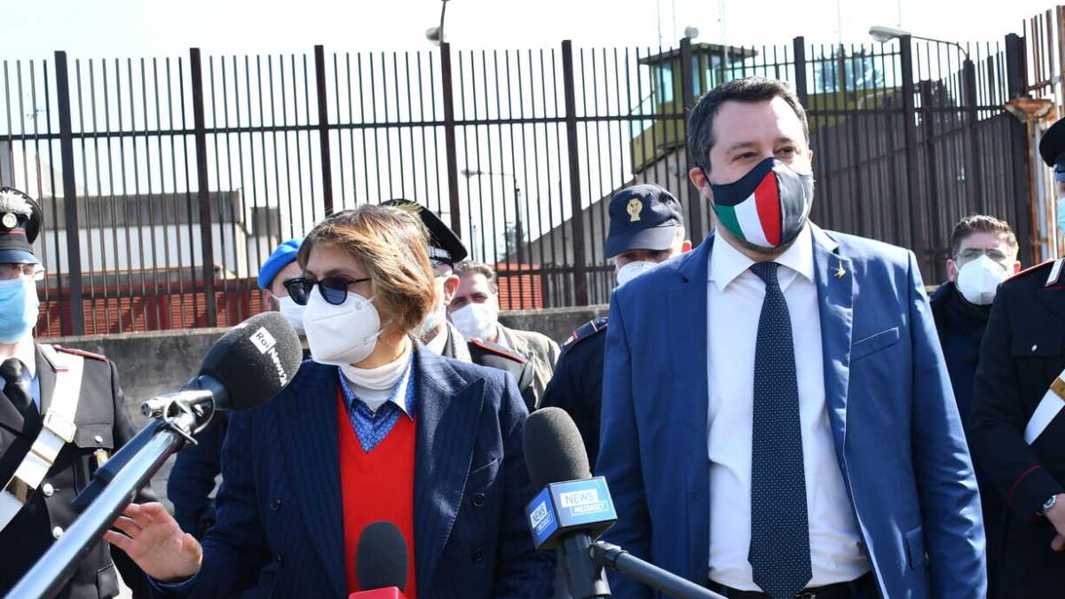 Immagine di Tra navi e politica, la continuità salva Salvini