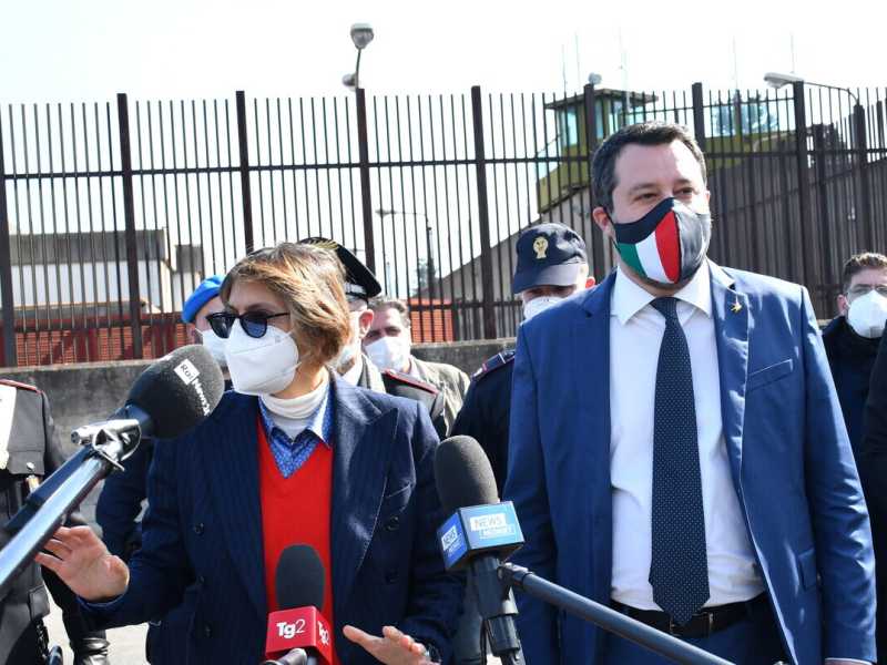 Matteo Salvini, insieme all'avvocato Giulia Bongiorno, al termine delludienza preliminare del caso Gregoretti (foto: ANSA/Orietta Scardino)