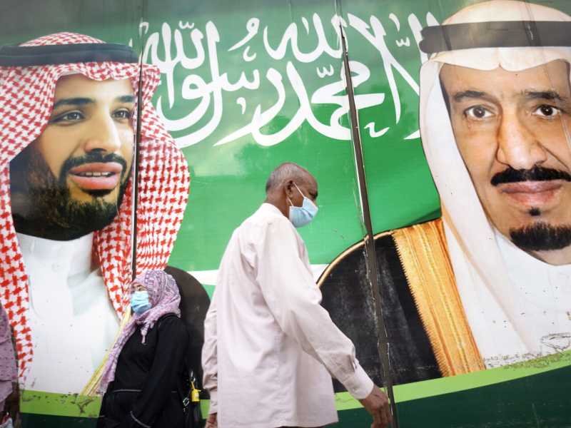 Uno striscione con il re saudita Salman, a destra, e il suo principe ereditario Mohammed bin Salman, fuori da un centro commerciale a Jiddah, Arabia Saudita (foto AP / Amr Nabil)&nbsp;<br />