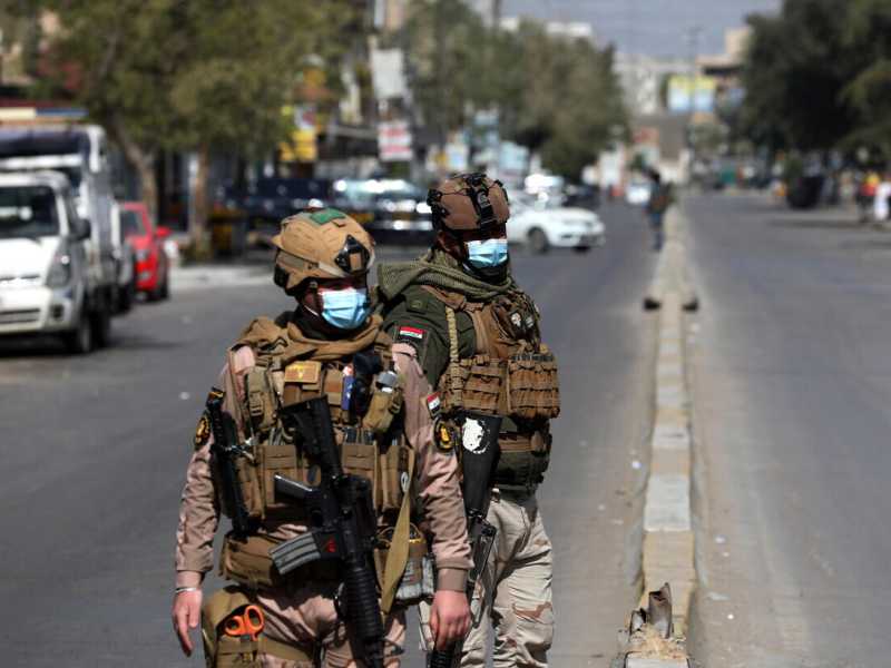 Soldati iracheni pattugliano il centro di Baghdad per far rispettare le misure anti covid (Ansa)&nbsp;<br />