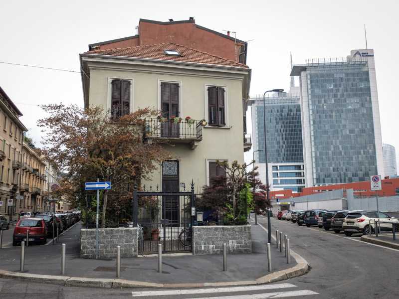 Case antiche e grattacieli, uno scorcio del quartiere Isola a Milano (LaPresse)