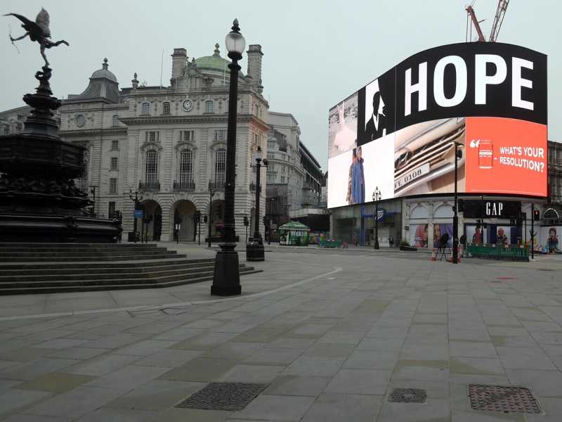 Uno scatto di Piccadilly Circus, a Londra, durante il lockdown dello scorso gennaio (Ansa)