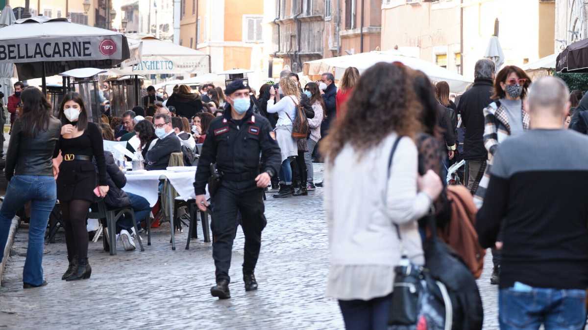 Immagine di Prorogato fino al 27 marzo il divieto di spostamento tra regioni. In zona rossa niente visite a parenti e amici