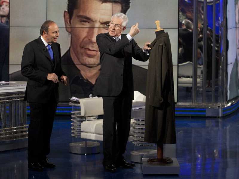Febbraio 2013, il governo Monti è ancora in carica (durerà altri due mesi): il loden di Mario Monti finisce con il premier a “Porta a Porta” (LaPresse)<br />