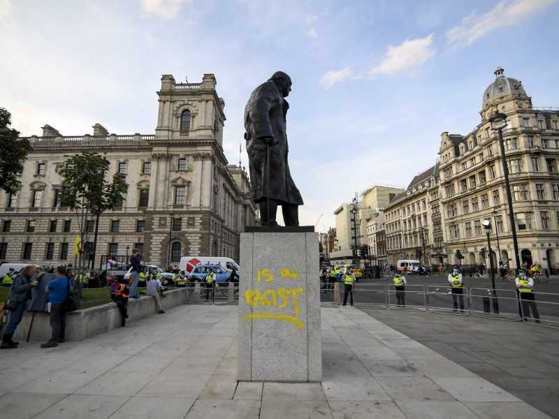 La statua di Winston Churchill a Londra, imbrattata lo scorso settembre (LaPresse)