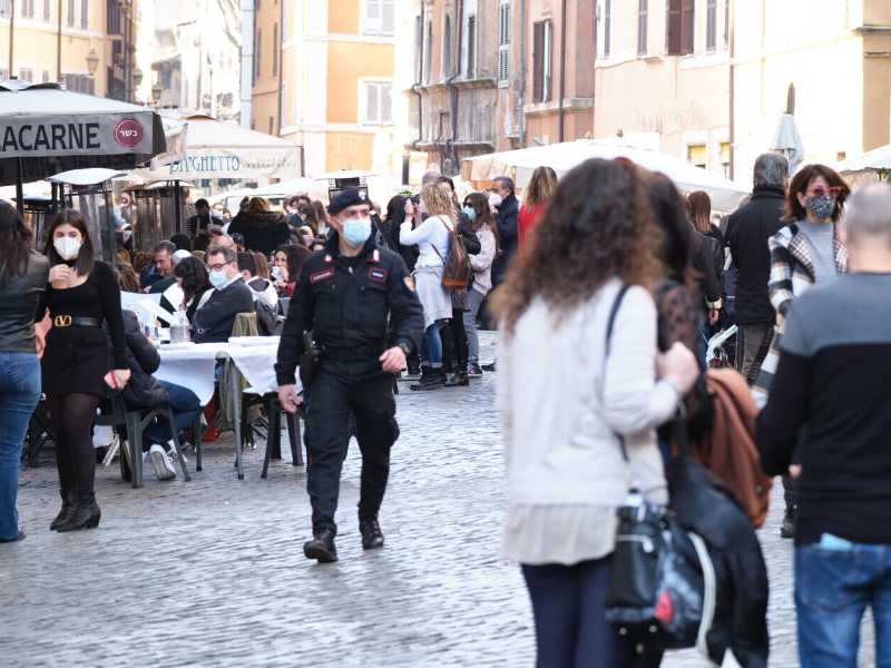 Prorogato fino al 27 marzo il divieto di spostamento tra regioni. In zona rossa niente visite a parenti e amici