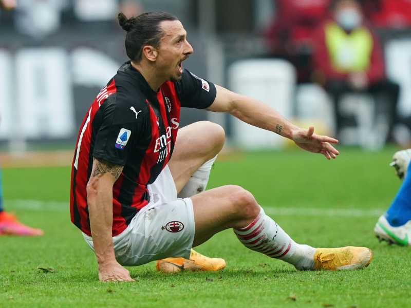 Zlatan Ibrahimovic si rialza dopo un contrasto durante il derby di domenica pomeriggio, vinto dall'Inter 3-0 (foto LaPresse) <br />