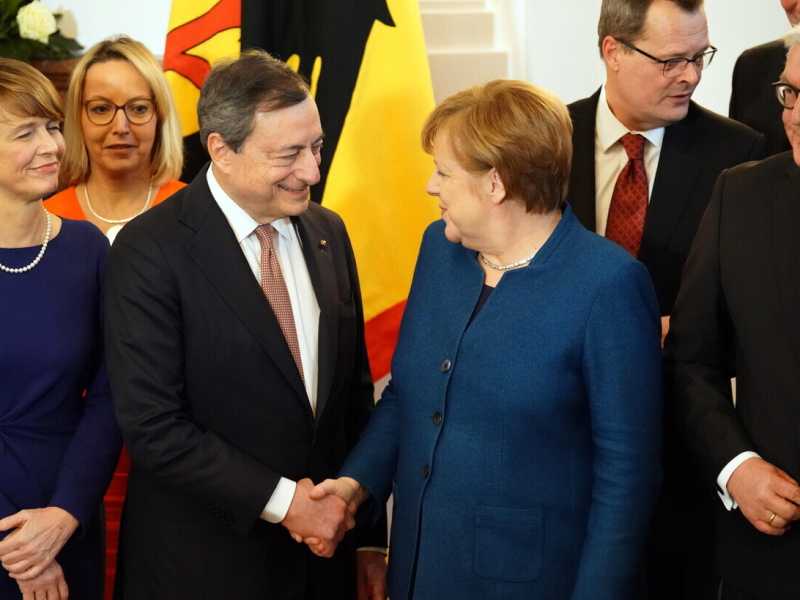 Mario Draghi e Angela Merkel nel gennaio dello scorso anno a Berlino, in occasione del conferimento della Gran Croce all&rsquo;ex presidente della Bce (foto Ansa)&nbsp;<br />