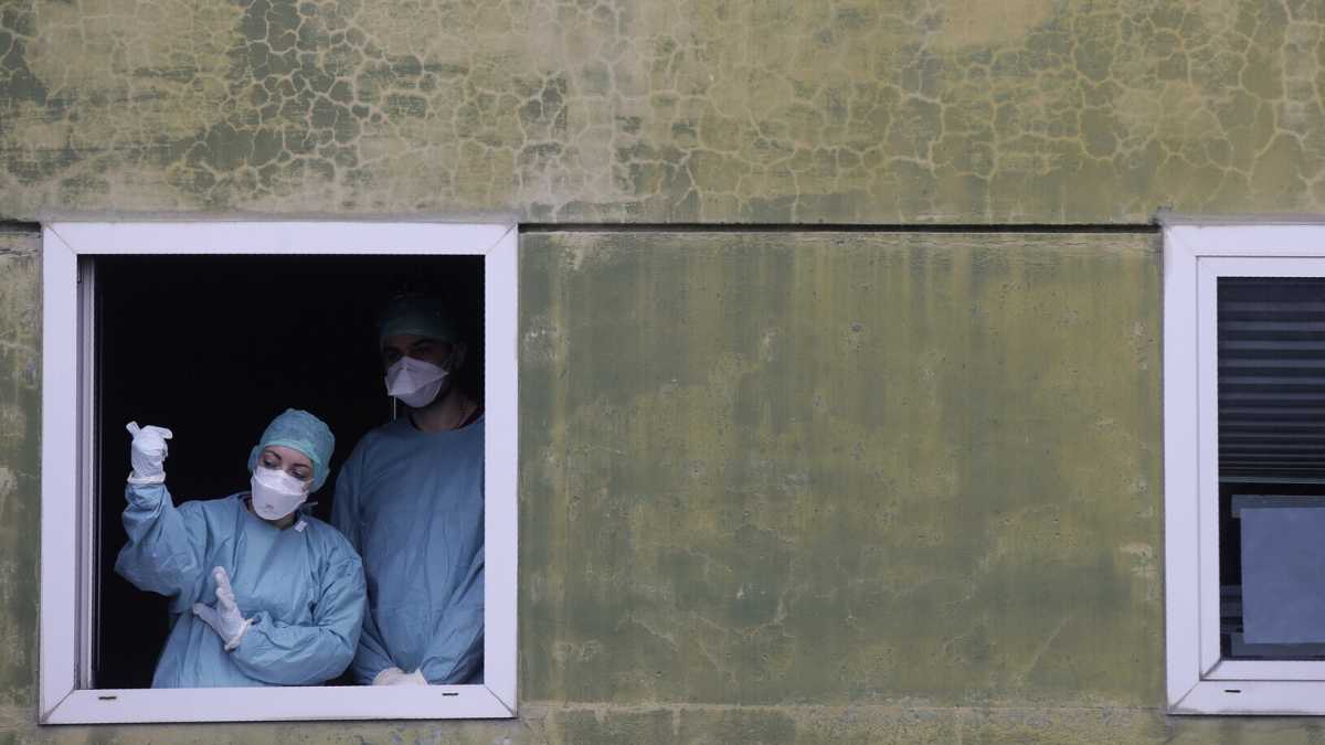 Immagine di Il caso Brescia: "Vaccinazione di guerra". Dalle 18 zona arancione rafforzata