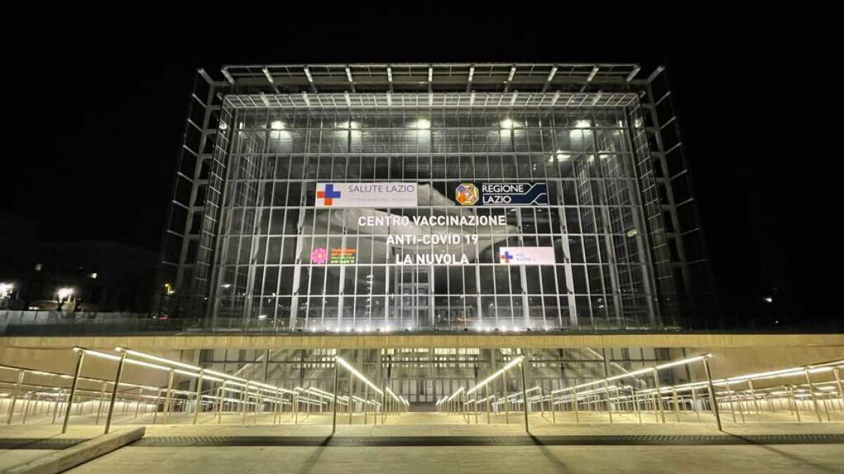 Immagine di Ecco la Nuvola anti Covid di Fuksas per i vaccini: 3.500 dosi al giorno