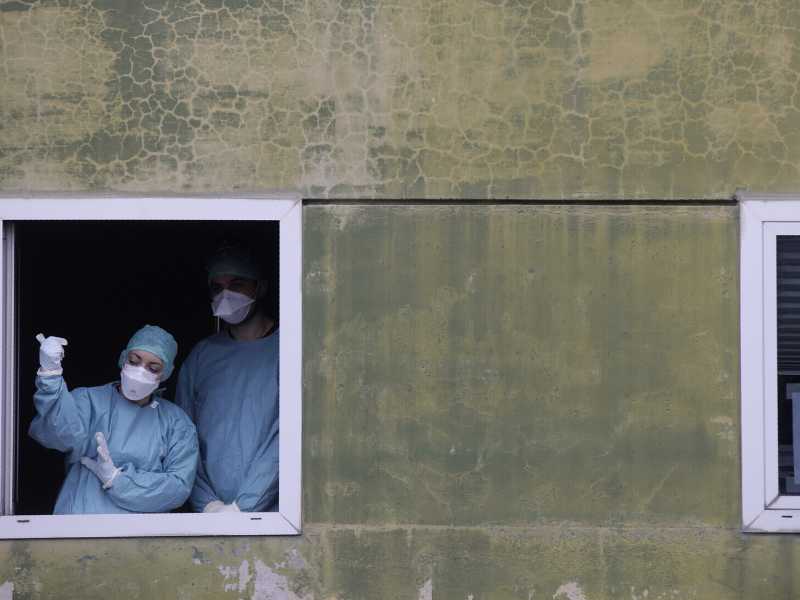 Il caso Brescia: "Vaccinazione di guerra". Dalle 18 zona arancione rafforzata