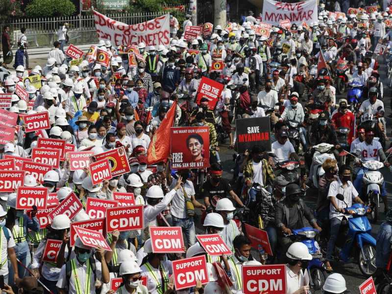 Proteste contro il colpo di stato in Myanmar (foto EPA)