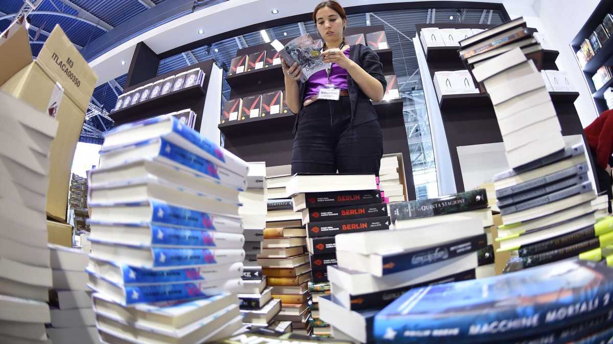 Immagine di Non adottare uno scrittore, "salva uno studente"