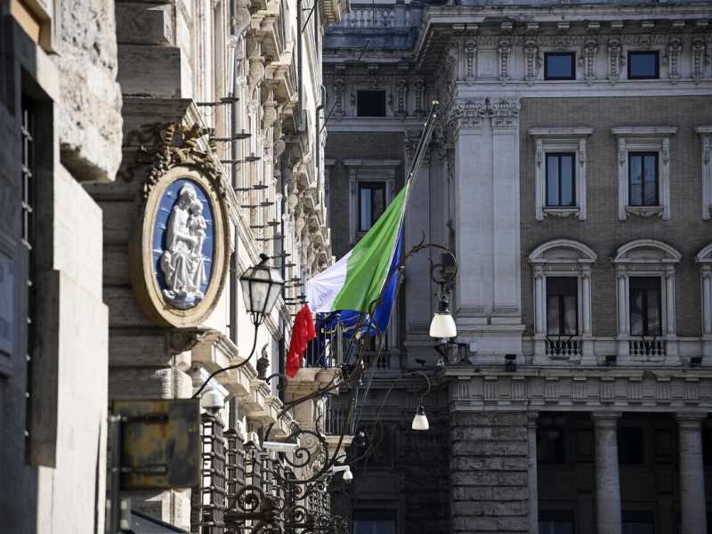 Bandiere a mezz'asta in segno di lutto, a Palazzo Chigi (foto Ansa)