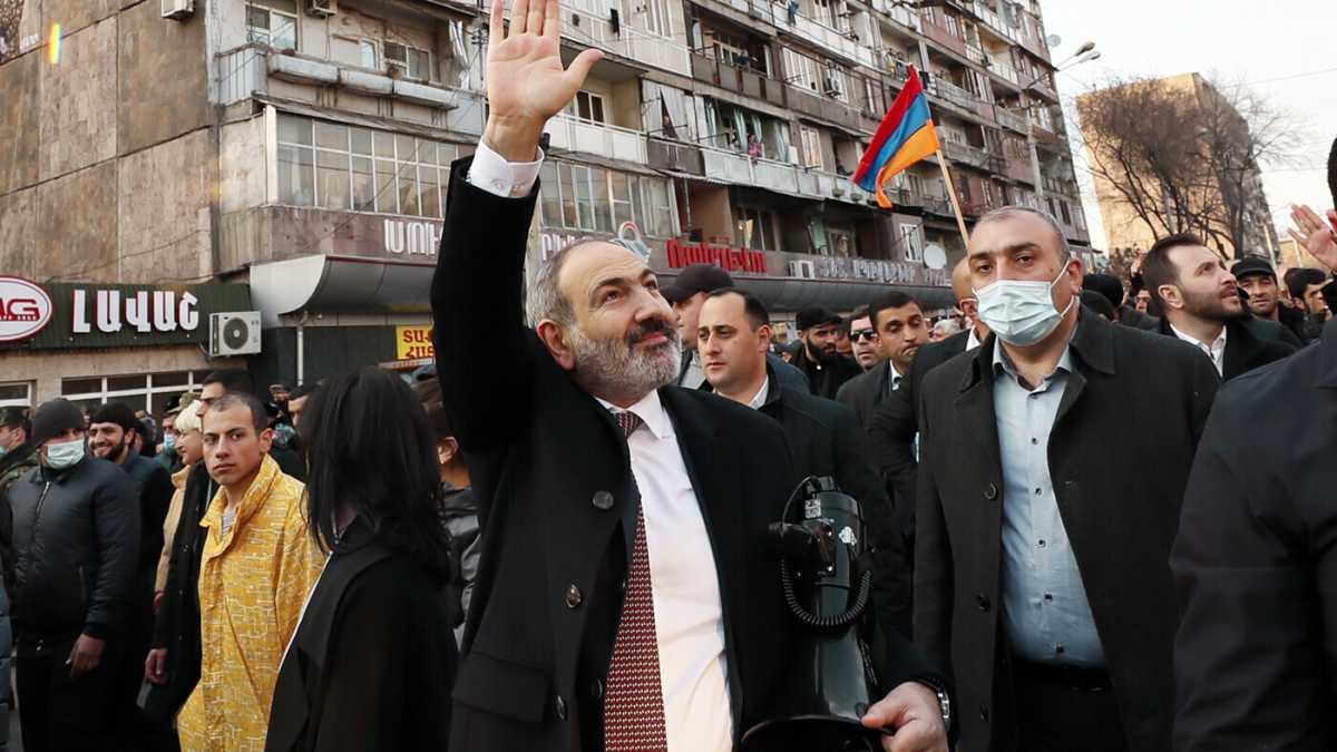 Immagine di Nikol Pashinyan, il premier armeno al centro delle due proteste