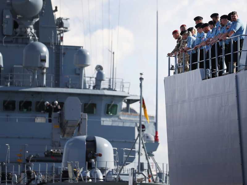 La fregata tedesca Hamburg della missione Irini salpa dal porto di Wilhelmshaven, nel nord della Germania (foto Ansa)