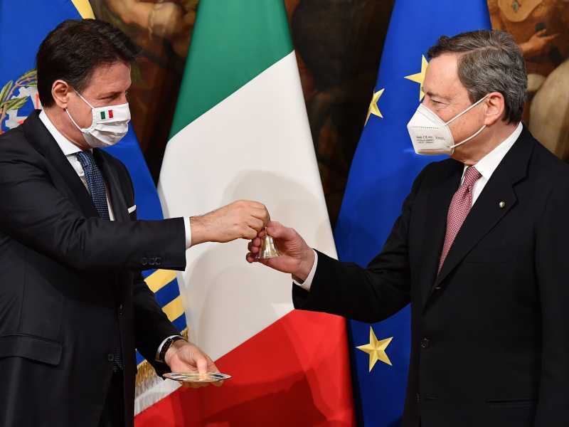 Mario Draghi e Giuseppe Conte a palazzo Chigi per la cerimonia della campanella (foto Ettore Ferrari/POOL Ansa/LaPresse) <br />