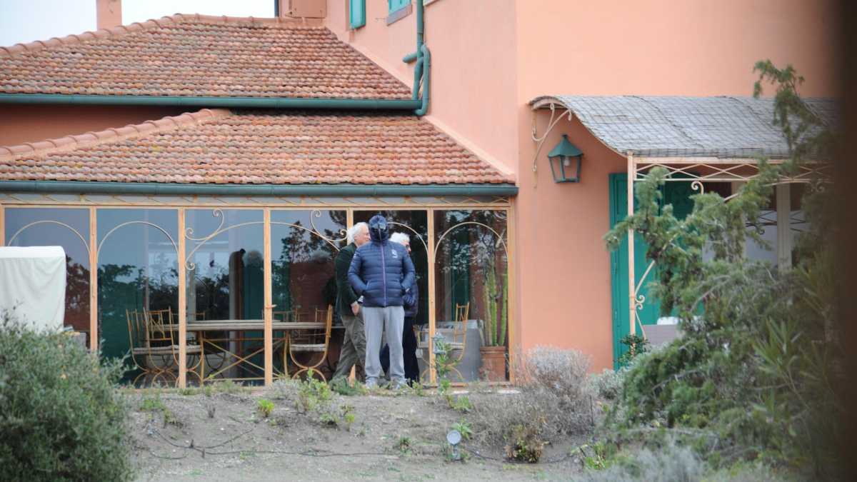 Immagine di Grillini in coro: "A Bibbona! A Bibbona!". L'ultima grande villa della politica italiana