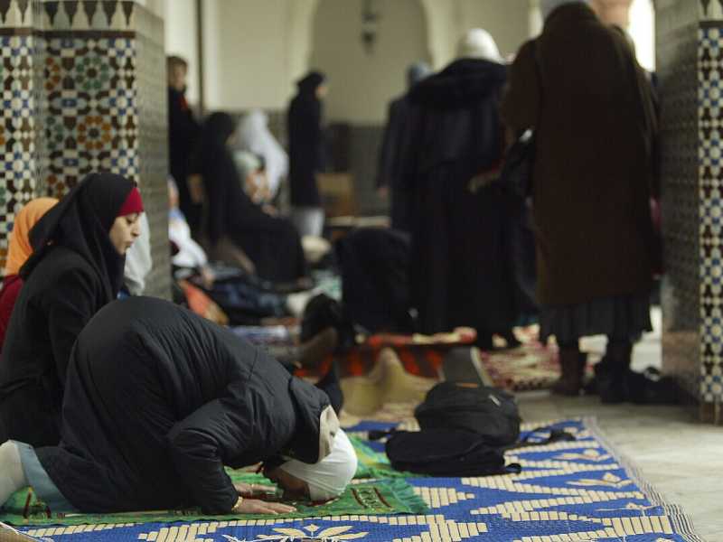 Donne in una moschea a Parigi (Pascal Le Segretain/Getty Images)&nbsp;<br />