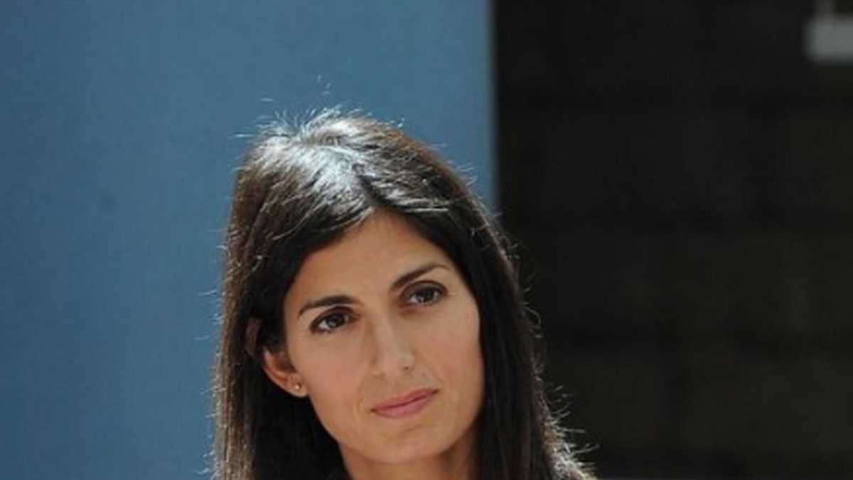 Immagine di Sui poteri di Roma Virginia Raggi gioca la sua battaglia, ma intanto Salvini rilancia Bertolaso