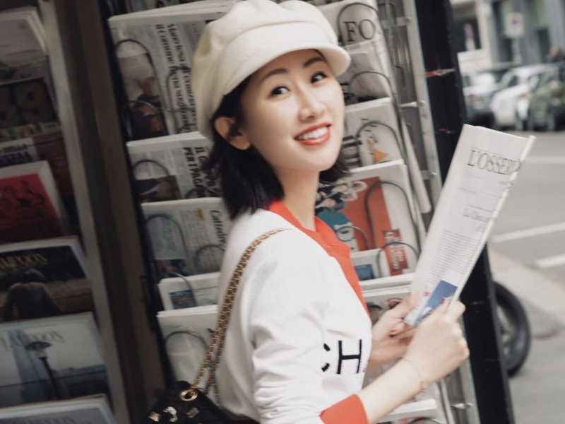 &nbsp;Becky Li a Roma nel 2019 con l'Osservatore romano (e dietro il Foglio). Dal suo profilo Instagram