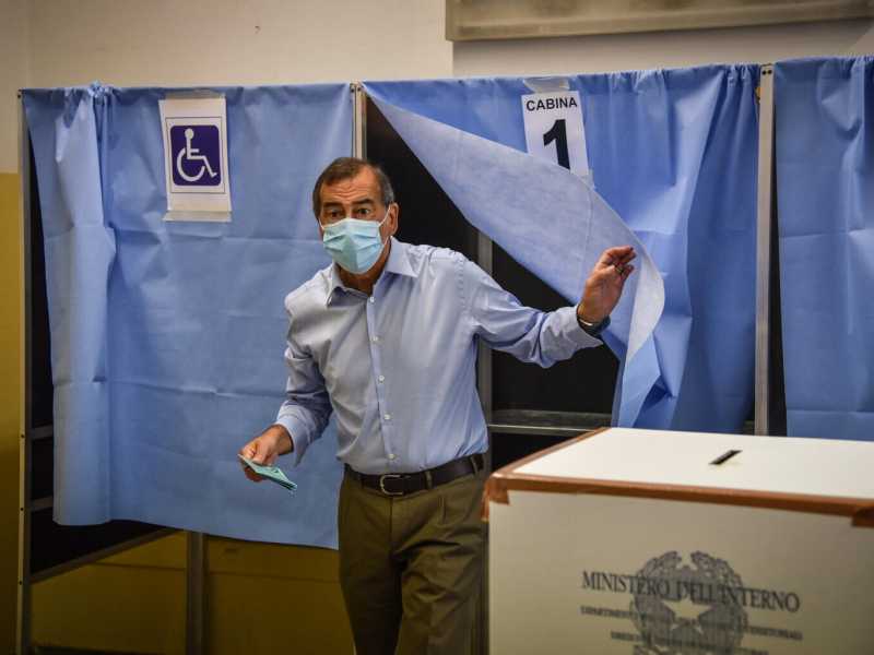 Beppe Sala, sindaco di Milano, al voto in occasione del referendum costituzionale dello scorso settembre (Ansa)