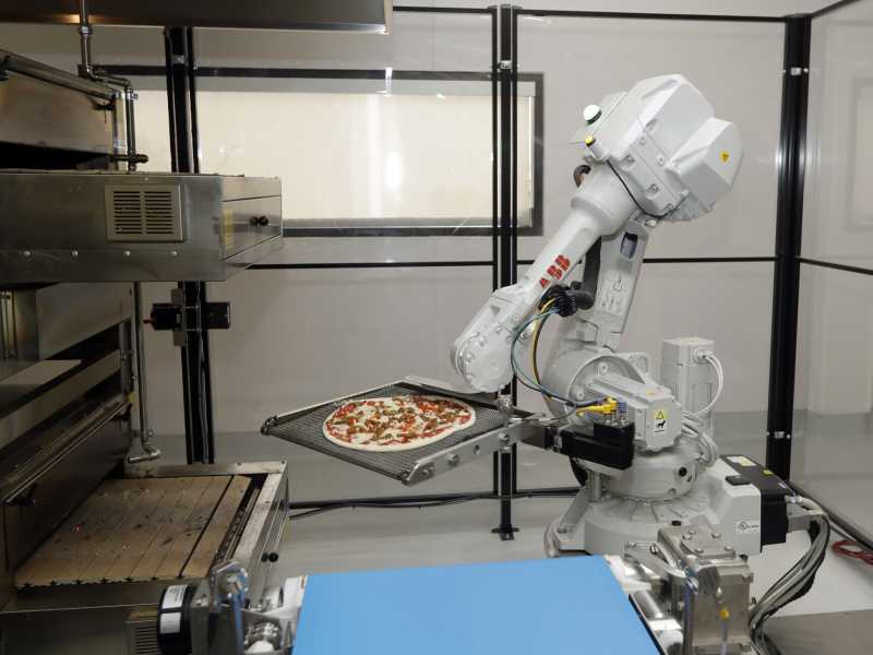 Un robot impiegato in una pizzeria della Silicon Valley (LaPresse)