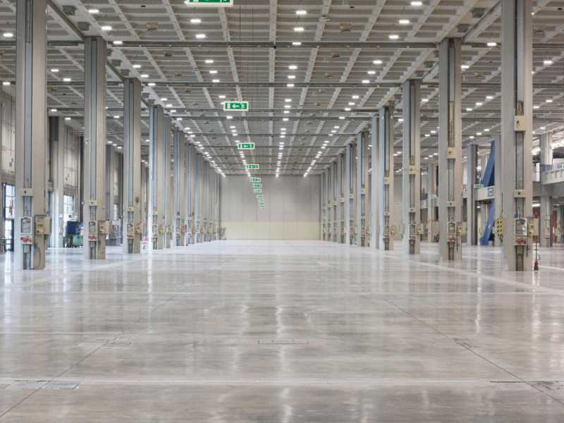 <span style="font-family: Arial, sans-serif; font-size: 12px;">I padiglioni deserti di Fiera Milano (Ansa)</span>