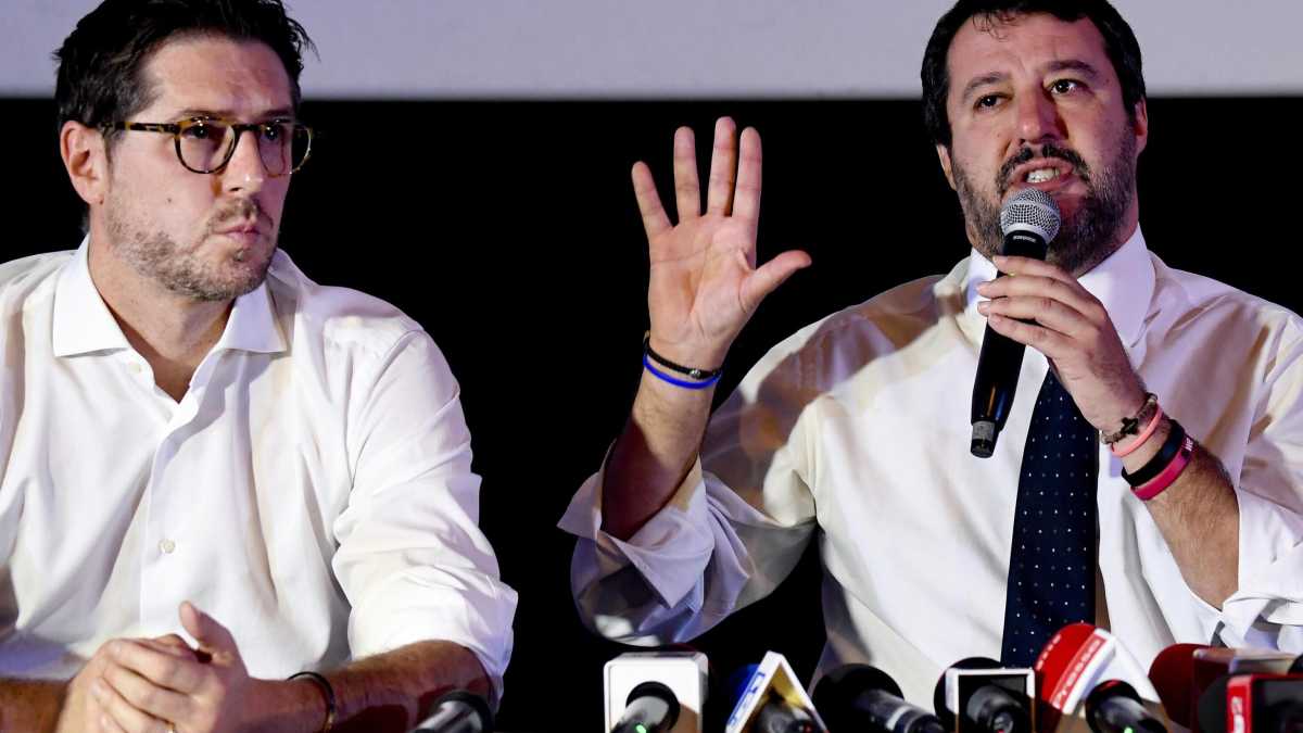 Immagine di Salvini esulta. Ma sui Taser alla polizia non c'è nessun "effetto Lega"