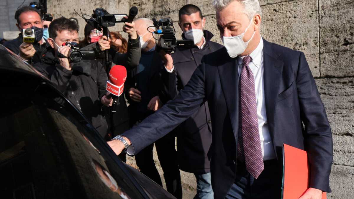 Immagine di Draghi rimuove il commissario Arcuri. Al suo posto il generale Figliuolo