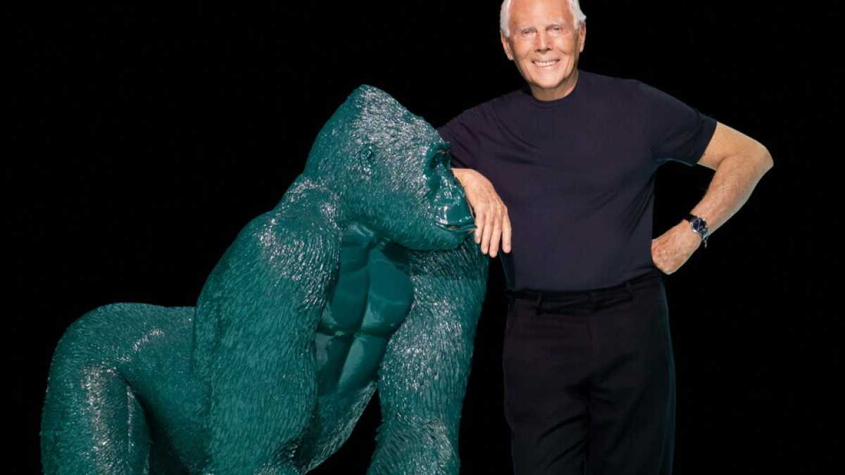 Immagine di Il gorilla in passerella da Armani che ci ricorda chi siamo