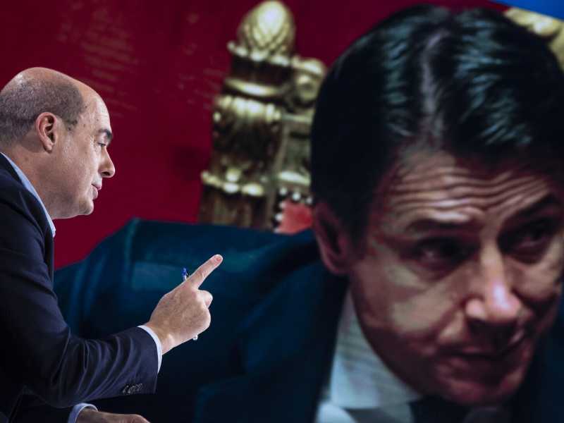 Il segretario del Pd Nicola Zingaretti a "Mezz'ora in più" nel 2019, davanti a una foto dell'ex presidente del Consiglio Giuseppe Conte (LaPresse)
