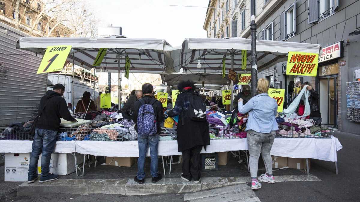 Immagine di "Sulle bancarelle va seguita la Bolkestein". L'Antitrust scrive a Draghi e a Giorgetti