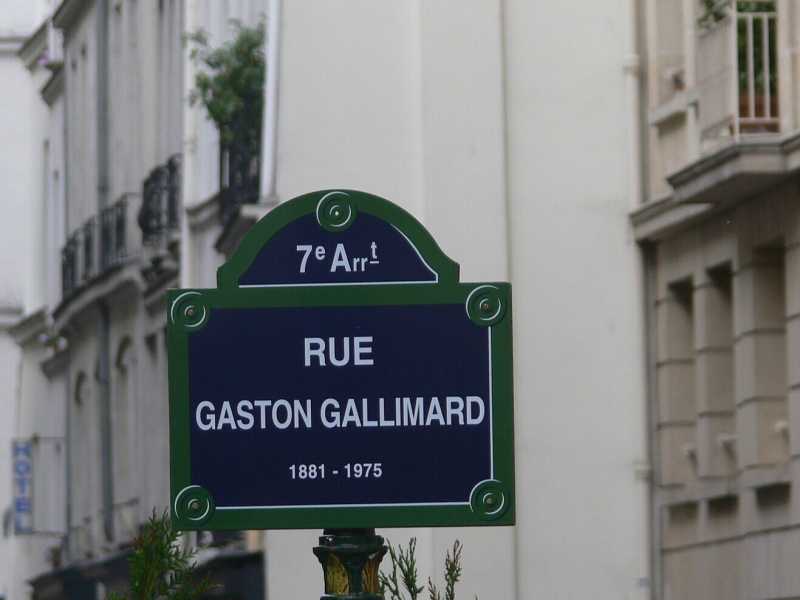 A Gaston Gallimard, fondatore della storica casa editrice, è dedicata una via a Parigi (Wikimedia commons)