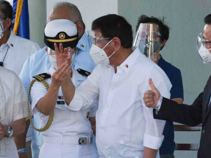 Rodrigo Duterte ispeziona i vaccini cinesi